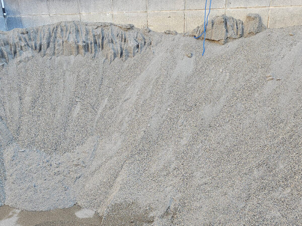 画像：中目砂　(フルイ砂）